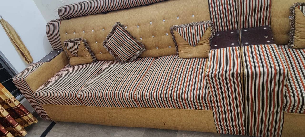 3 seater sofa set, Good condition Fo is available on lucrative price 5