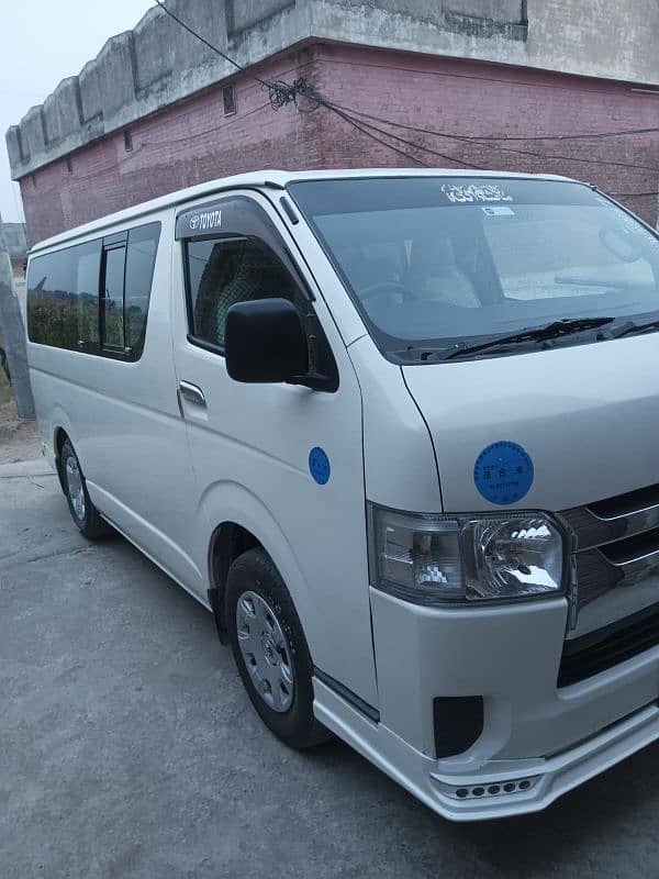 Toyota hiace van model 2010 0