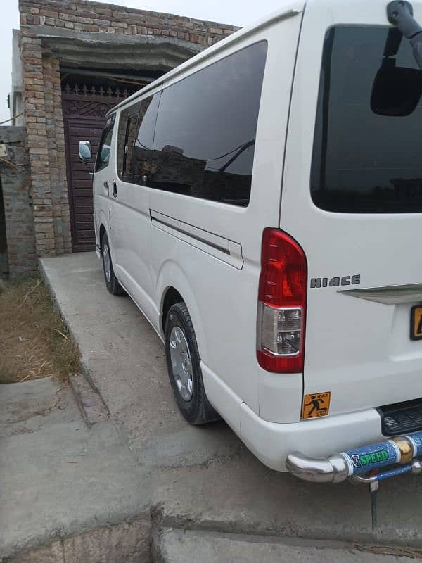 Toyota hiace van model 2010 2