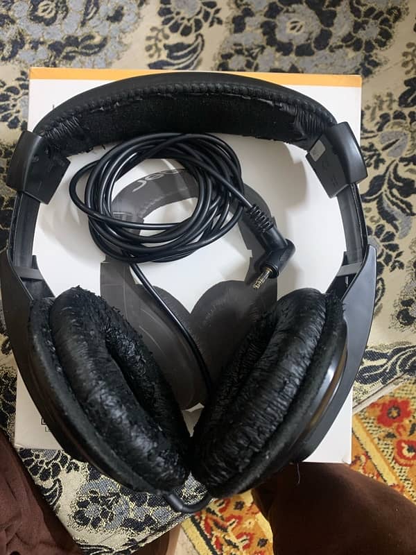 studio headphones behringer 1