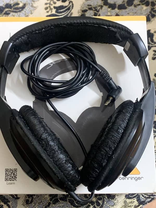 studio headphones behringer 2