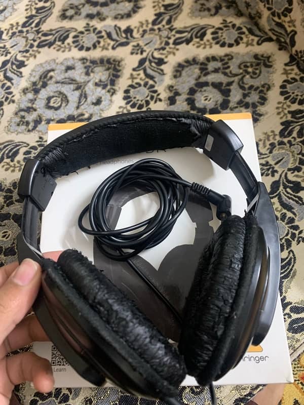 studio headphones behringer 3