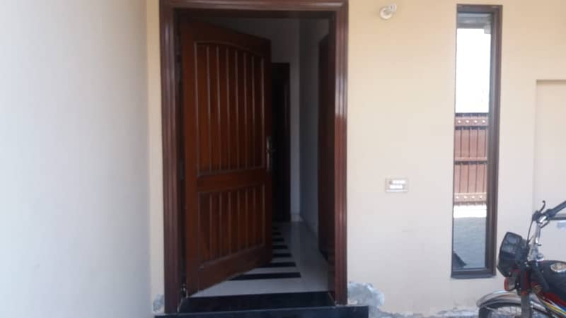 10 MARLA SLIGHTLY USED UPPER PORTION IS AVAILABLE FOR RENT ON TOP LOCATION OF WAPDA TOWN LAHORE 13