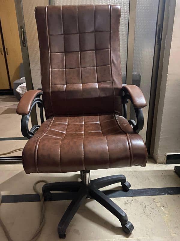 Almost new executive chair for sale 2