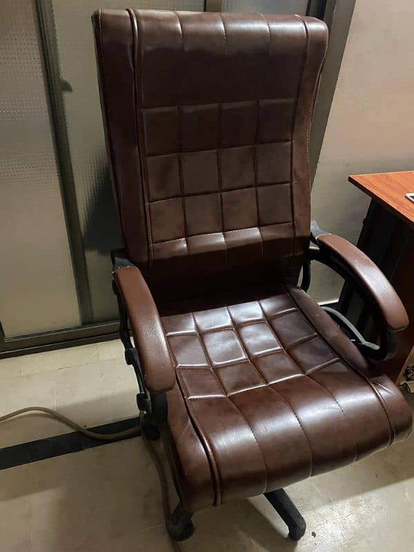 Almost new executive chair for sale 3