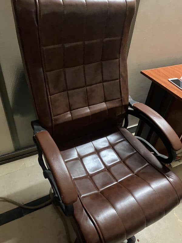 Almost new executive chair for sale 4