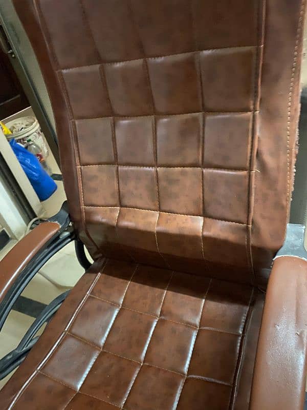 Almost new executive chair for sale 5