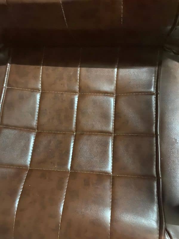 Almost new executive chair for sale 6