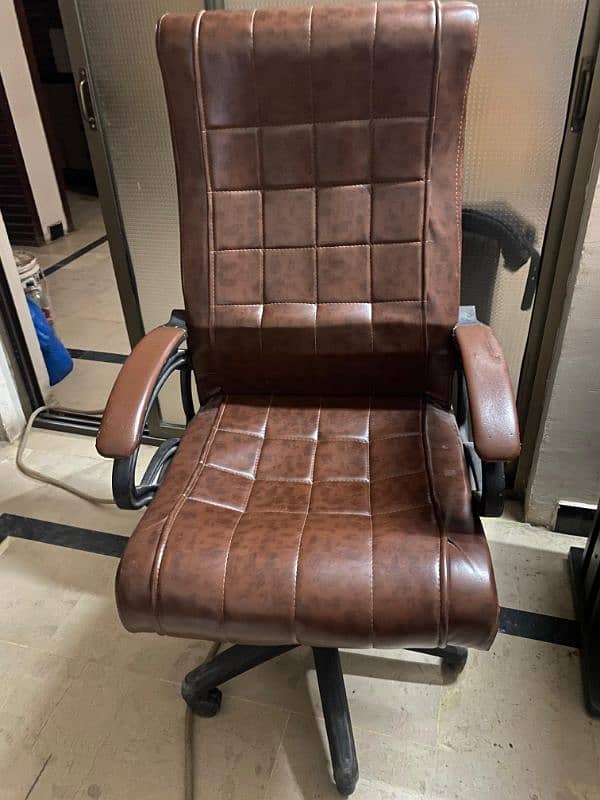 Almost new executive chair for sale 7