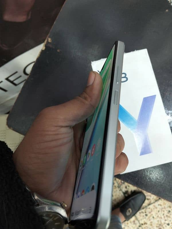 Vivo Y18 4GB,128GB complete box. . 03217695545. . new condition 4