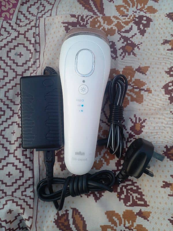 BRANDED BRAUN IPL LEASER HAIR REMOVER IN FULLY WORKING 1