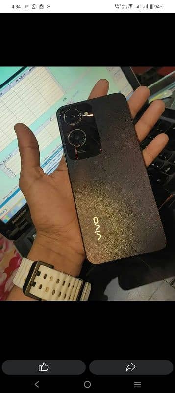 am selling my sellphone vivo y18 box ND charger k sth 4.128 1