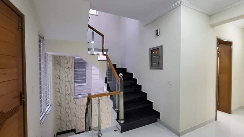 11 MARLA BEAUTIFUL HOUSE FOR SALE IN SECTOR C BAHRIA TOWN LAHORE 12