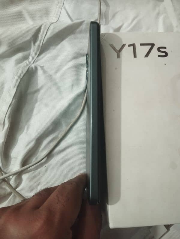 VIVO Y 17S 3