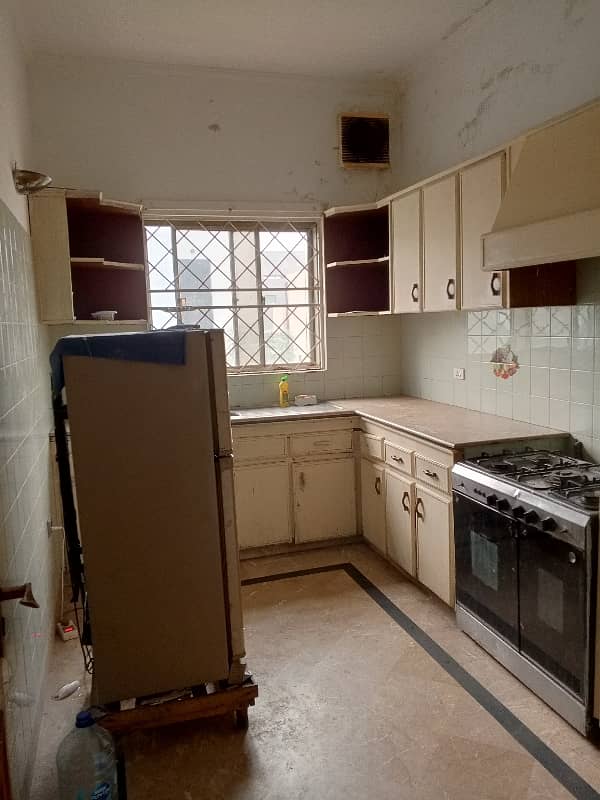 1 bed furnished tvl kitchen sharing in dha phase 4 near market park lahore 2