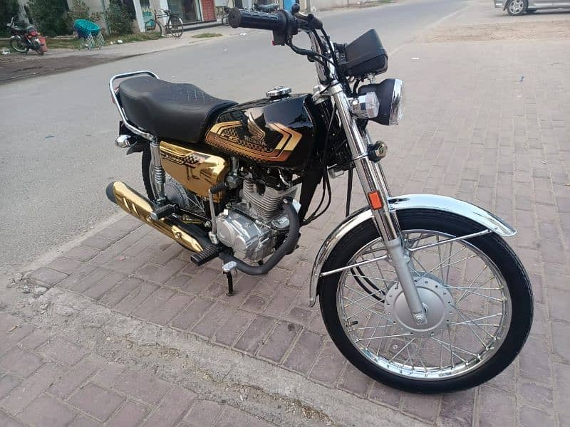 Honda CG 125 Spaical addition gold color self start 3