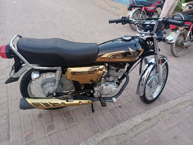 Honda CG 125 Spaical addition gold color self start 4