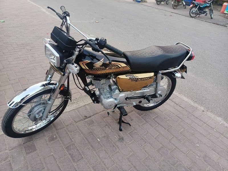 Honda CG 125 Spaical addition gold color self start 8