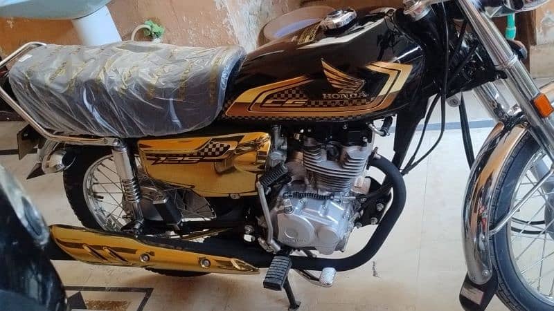 Honda CG 125 Spaical addition gold color self start 12