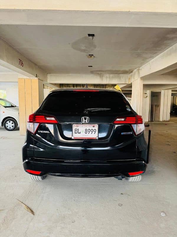 Honda Vezel 2015 pearl black colour 1