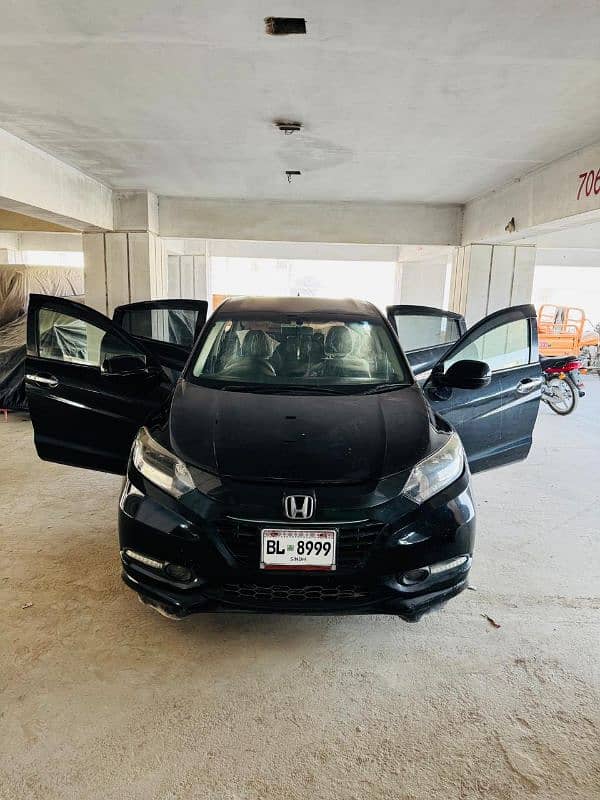 Honda Vezel 2015 pearl black colour 4