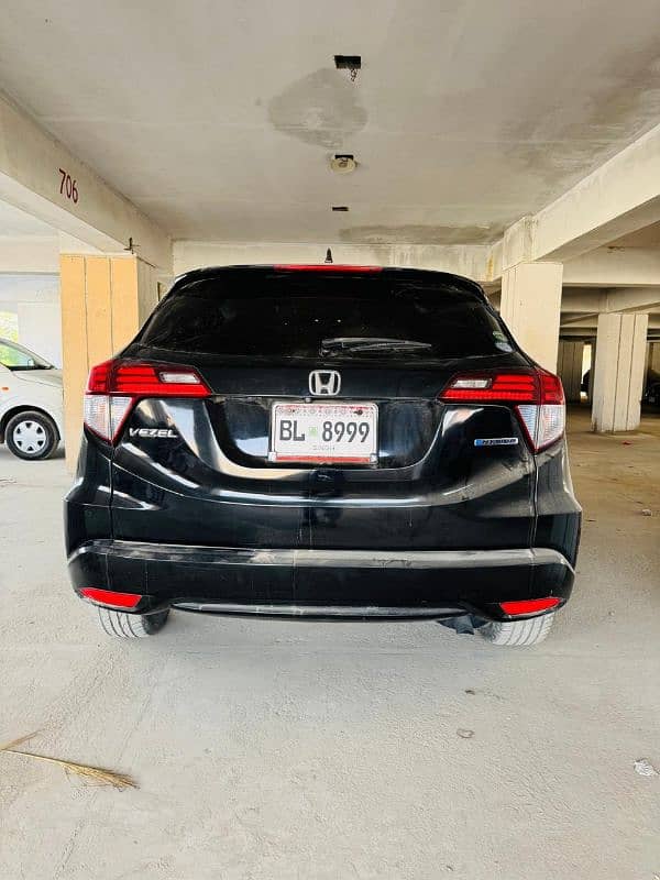 Honda Vezel 2015 pearl black colour 18