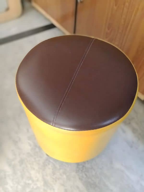 leather pouf 1