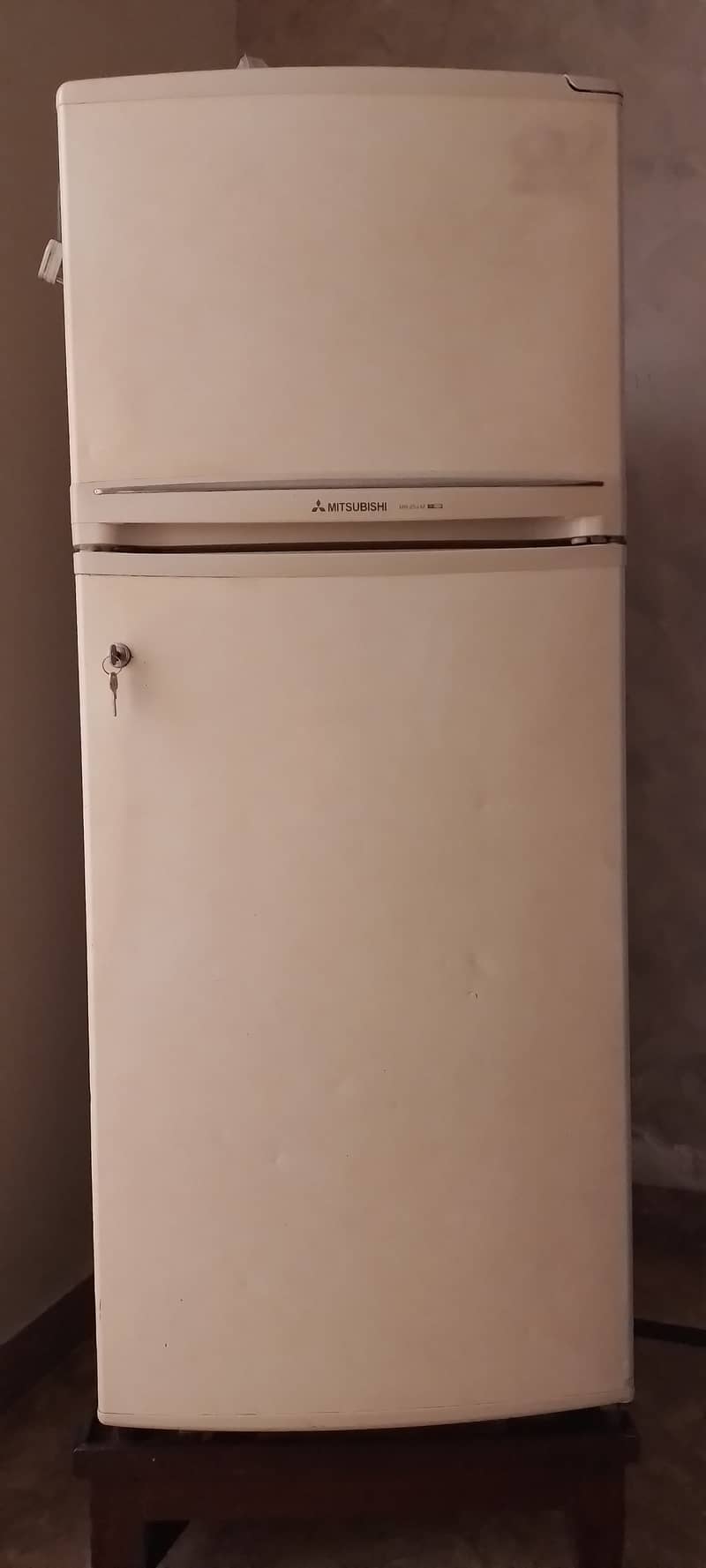 Mitsubishi no frost refrigerator. Model:MR-25J-M-PK 1