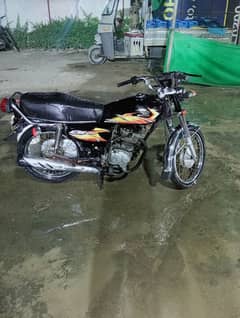 We are offering a Good Honda 125 Bike Like a new.