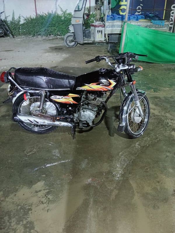 We are offering a Good Honda 125 Bike Like a new. 0