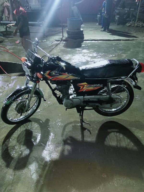 We are offering a Good Honda 125 Bike Like a new. 2