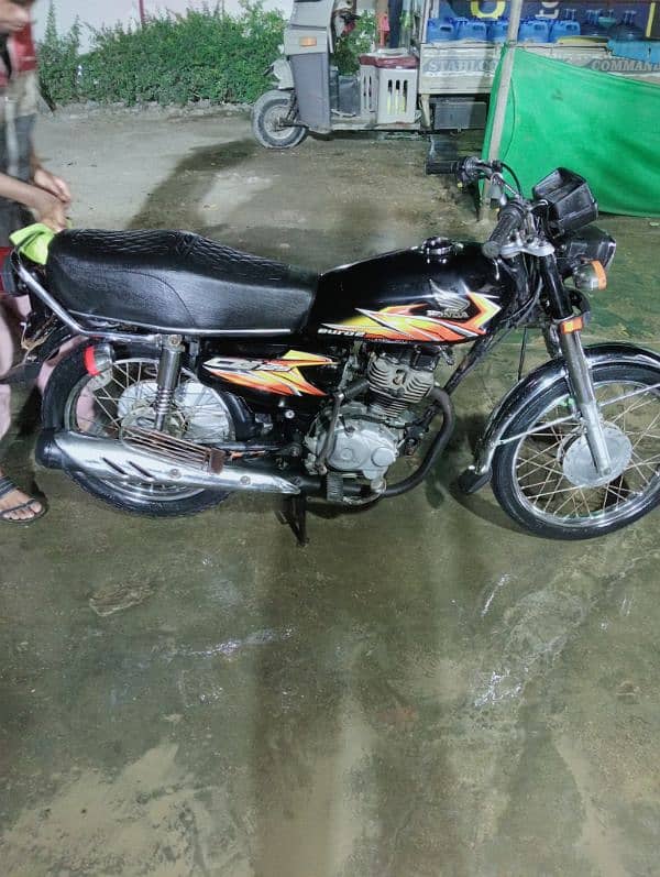 We are offering a Good Honda 125 Bike Like a new. 6