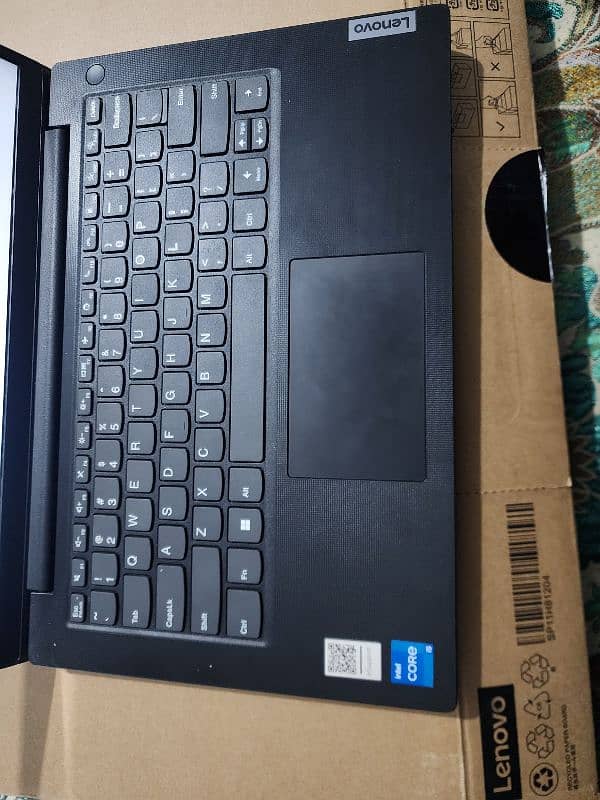 Lenovo V14 G3 1