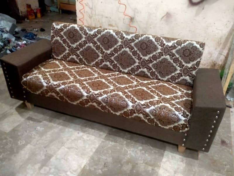 jhully Laal sofa poshish 2