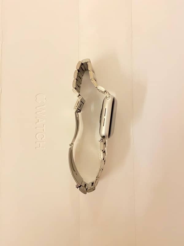 apple watch series 5 40mm.            6 7 8 3