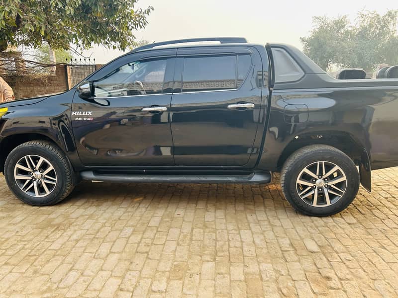 Toyota Hilux 2021 4