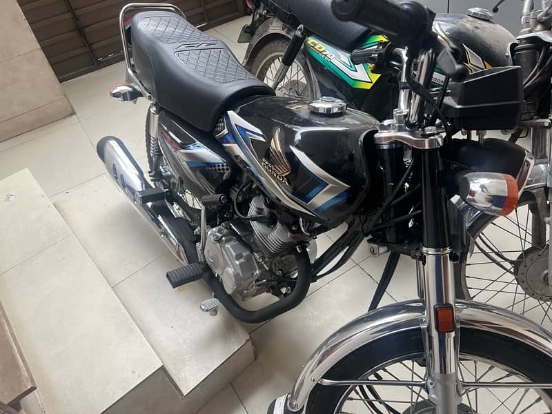 honda 125 black edition only 550km only 0336,0047708 only this number 0