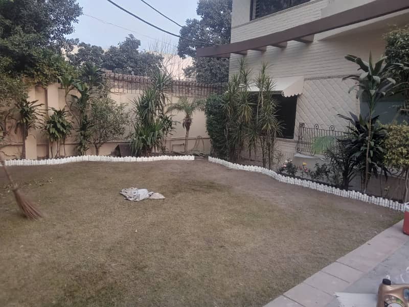 2 kanal outstanding independent full facing park house 6 bedrooms in model town F block for rent 1