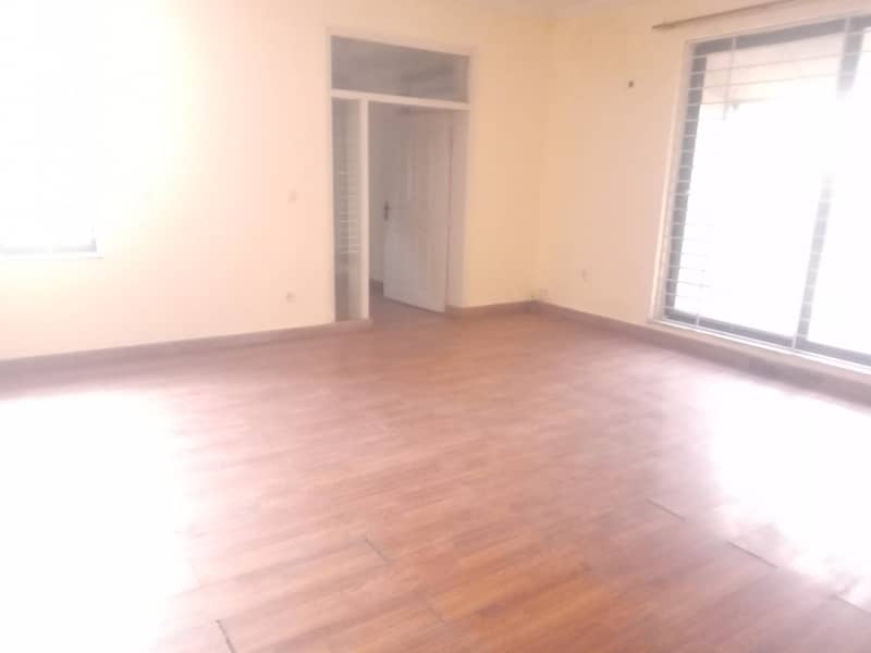 2 kanal outstanding independent full facing park house 6 bedrooms in model town F block for rent 6