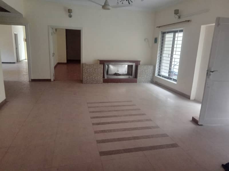 2 kanal outstanding independent full facing park house 6 bedrooms in model town F block for rent 20