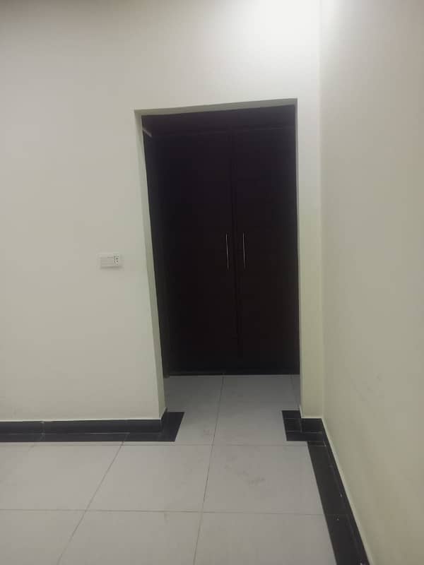 10 MARLA UPPER PORTION FOR RENT (Gas Available) 5