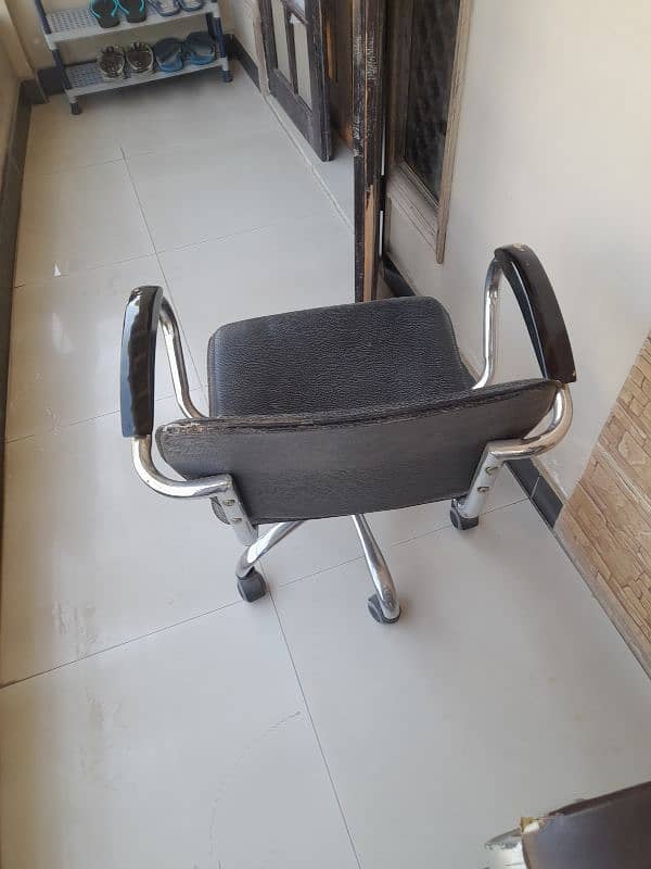 2 office chairs 4