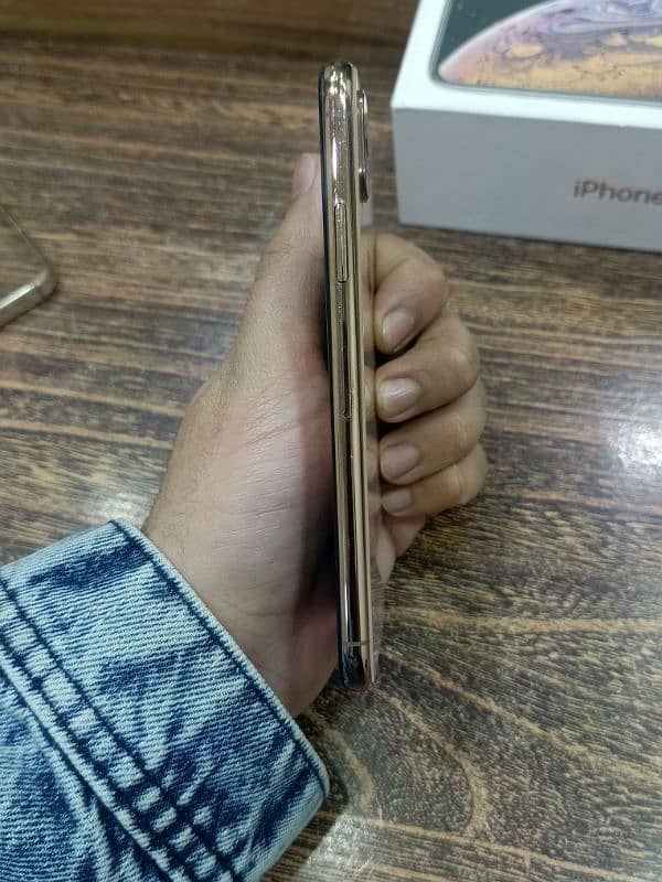 iphone xs with box 6