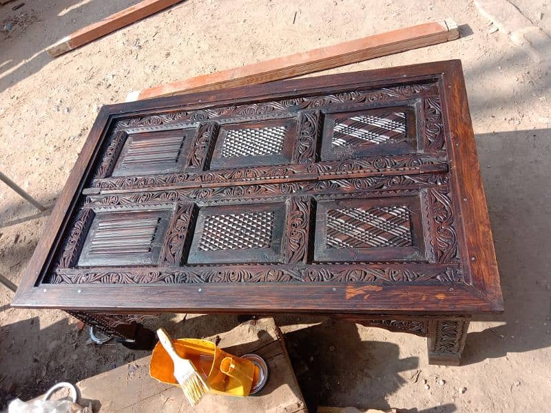 Centre table for sale. Antique design. 1