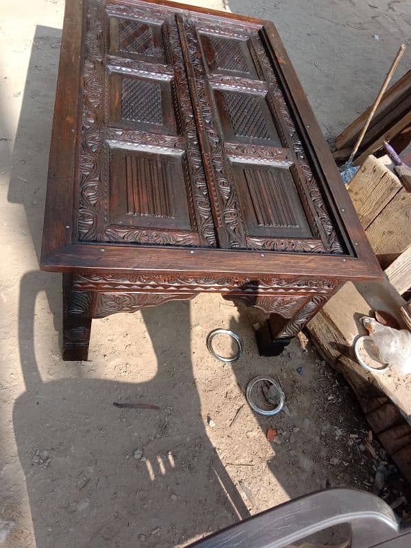 Centre table for sale. Antique design. 2