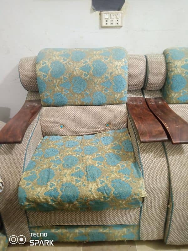 5 seater sofa set, blue colour and design. 4