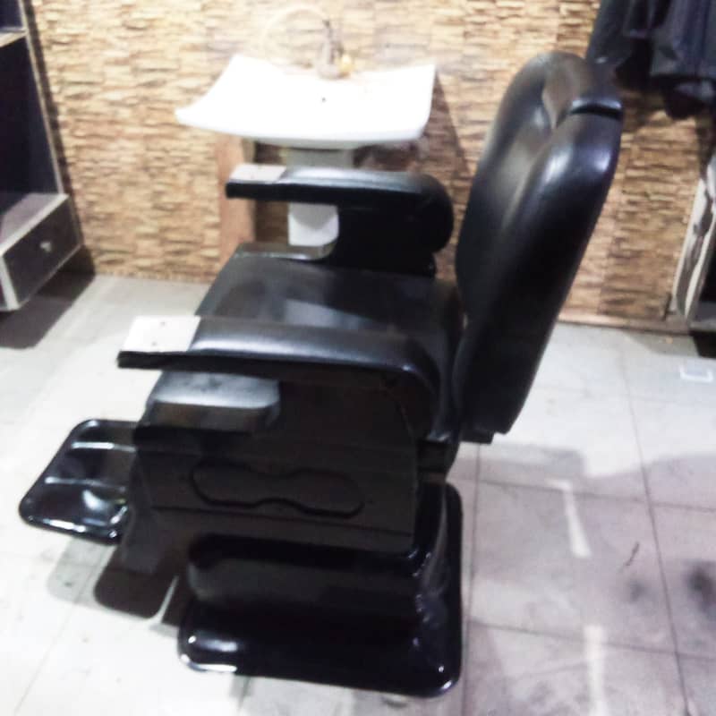 3 chier available hai or 1 chier 28000 heir saloon new poshis 1