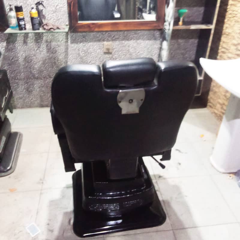 3 chier available hai or 1 chier 28000 heir saloon new poshis 2