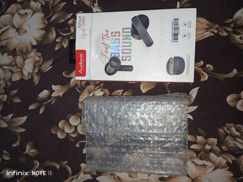 Signature S680 Airbuds 1