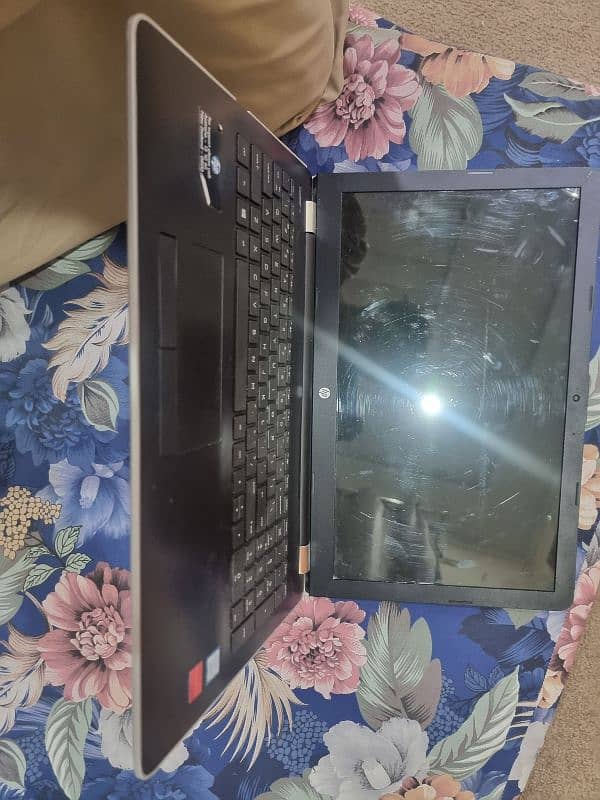 Hp laptop core i5 8 gen with graphic card x560 amd radeon 8Gb Ram 1